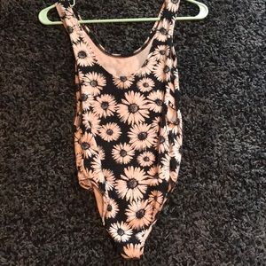 Super cute daisy bodysuit